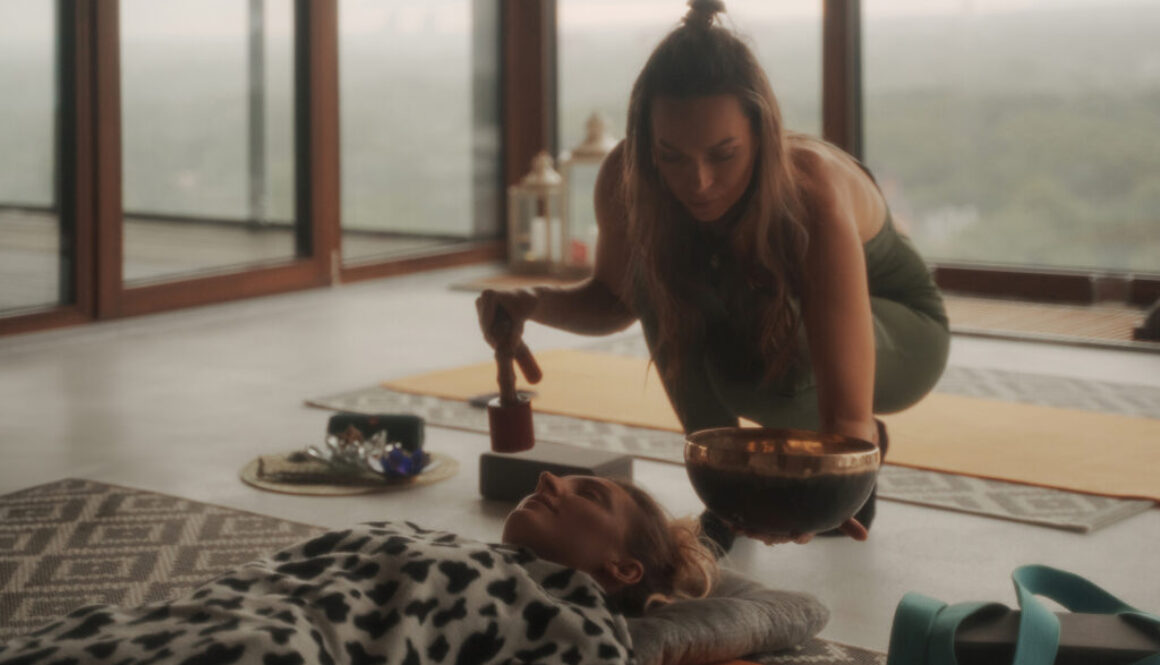 Die Verwendung von Klangschalen in der Therapiearbeit: Harmonie und Heilung