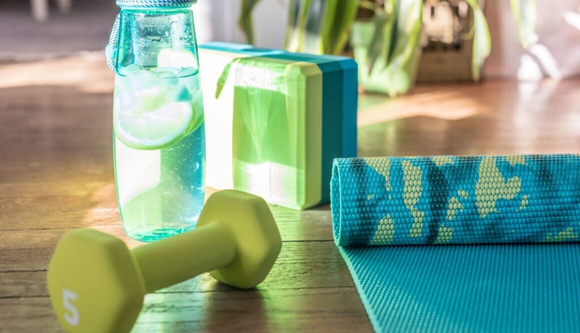 Yoga-Hilfsmittel im Fokus: Klötze, Gurte und Co.