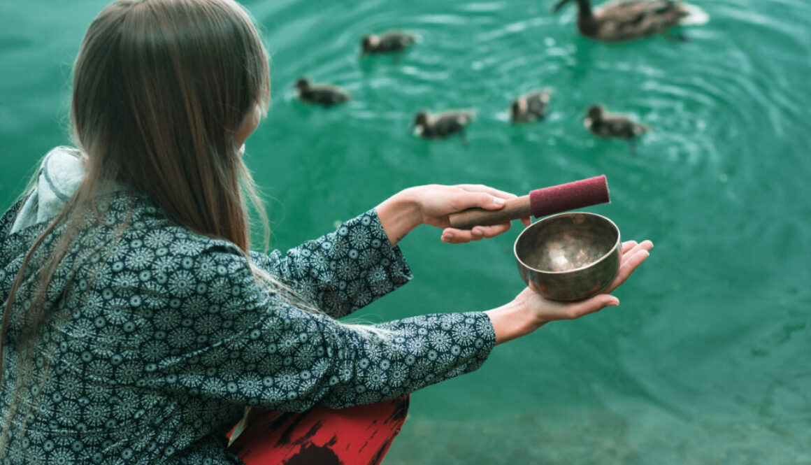 Warum klingt eine Klangschale?