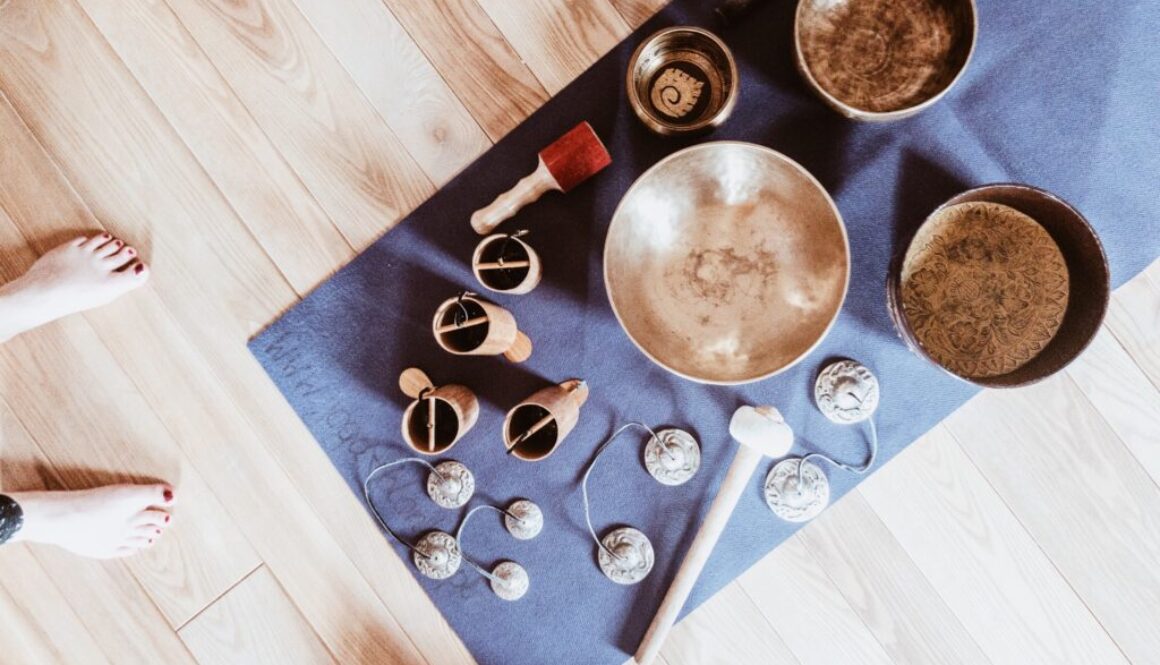 Klangschalen aus Messing: Harmonie im glänzenden Gewand