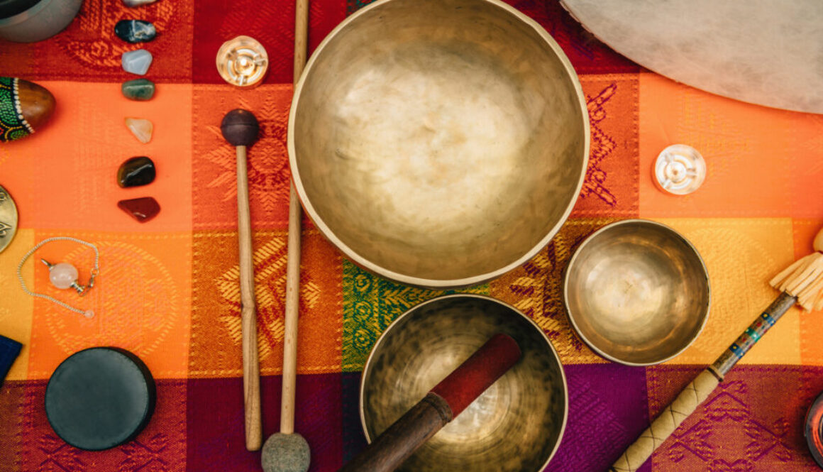 Die Welt der Klangschalen: Unverzichtbares Zubehör für Klangliebhaber