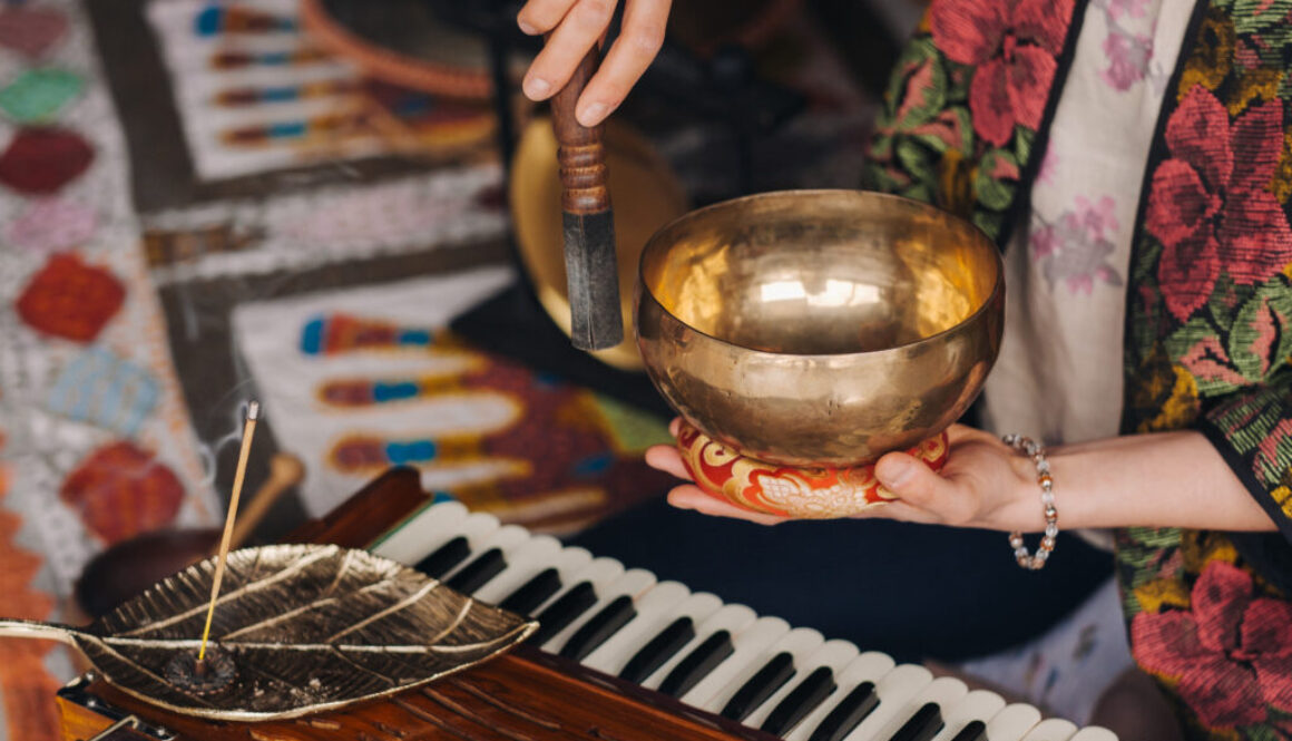 Wann klingt eine Klangschale tief?