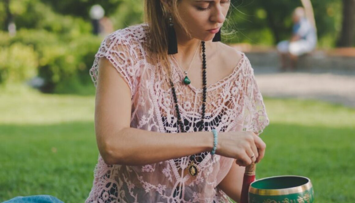 Anwendung von Klangschalen im Beauty- und Wellnessbereich